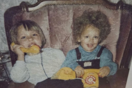 Prepoznajete li brata i sestru sa fotografije? Danas su uspešni mladi ljudi, a otac im je legenda koja decenijama niže hitove