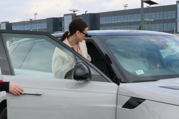 Sa aerodroma pravo u novog Range Rovera: Milica Pavlović se počastila novom mašinom Sa aerodroma pravo u novog Range Rovera: Milica Pavlović se počastila novom mašinom