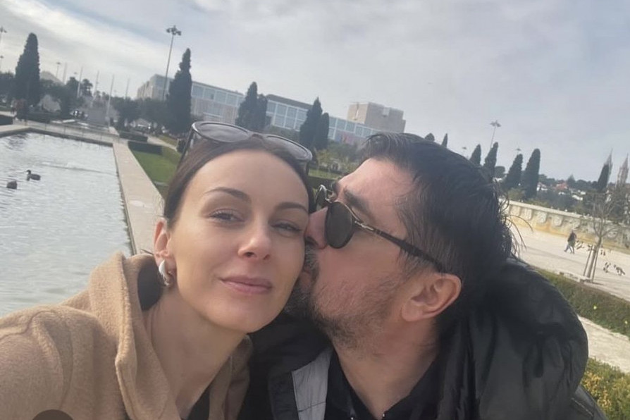 Praznici u rajskom vrtu:Zavirite u parče raja u kom uživaju Sloboda i Vojin sa ćerkama VIDEO Praznici u rajskom vrtu:Zavirite u parče raja u kom uživaju Sloboda i Vojin sa ćerkama VIDEO