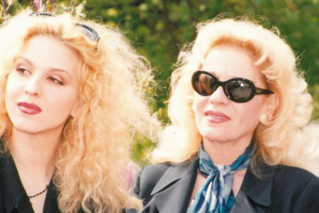 Kolač iz mamine rerne miriše na detinjstvo: Ivana Mihić podelila recept Vere Čukić koji budi najlepše uspomene
