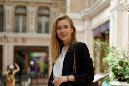 Suknja koja izdužuje noge i čini da figura izgleda perfektno: Naglašava struk, a savršeno ide i uz cipele i uz patike