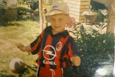 Ima tri sina, najlepšu ženu i živi svoj san: Prepoznajete li dečaka sa fotografije?