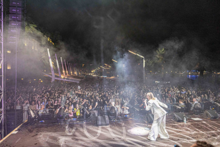 Jelena Rozga SVA U BELOM zablistala u rodnom Splitu: Priredila ISTORIJSKI KONCERT pred 70 HILJADA ljudi