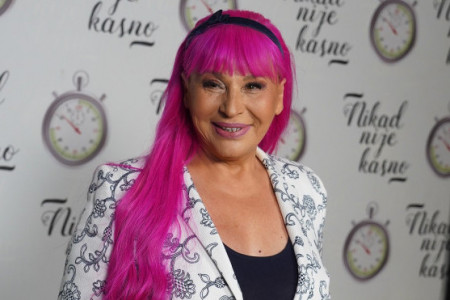 Nema šanse da ćete je prepoznati: Zorica Brunclik je plava i prelepo joj stoji VIDEO