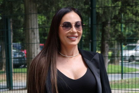 Ceca igrala na sigurno, ali jedan detalj na meti kritika: Dodaje kilograme i širi struk (FOTO)