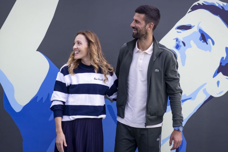 Jelena Đoković u ležernoj kombinaciji: Duks sa prugama, bele patike, ali dužina suknje je diskutabilna Jelena Đoković u ležernoj kombinaciji: Duks sa prugama, bele patike, ali dužina suknje je diskutabilna