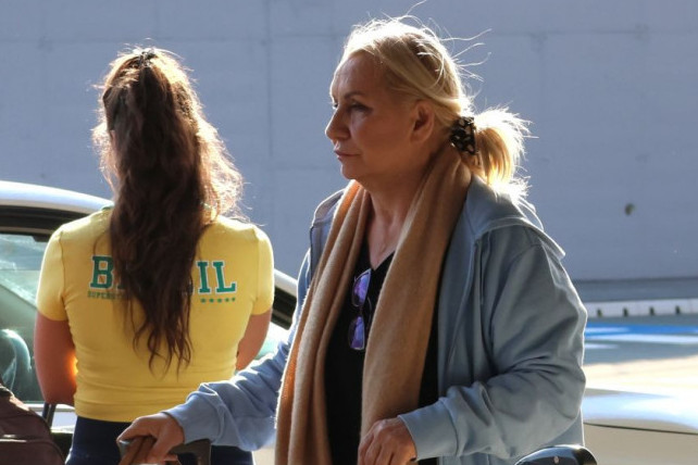 Fotografija sve otkrila: Vesna Zmijanac uslikana na aerodromu, svi zabrinuti Fotografija sve otkrila: Vesna Zmijanac uslikana na aerodromu, svi zabrinuti