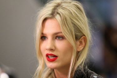 Nevena Božović pomera modne granice: Da li vam se dopada kako je obuću uklopila uz ovu haljinu? FOTO