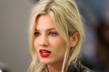 Nevena Božović pomera modne granice: Da li vam se dopada kako je obuću uklopila uz ovu haljinu? FOTO Nevena Božović pomera modne granice: Da li vam se dopada kako je obuću uklopila uz ovu haljinu? FOTO