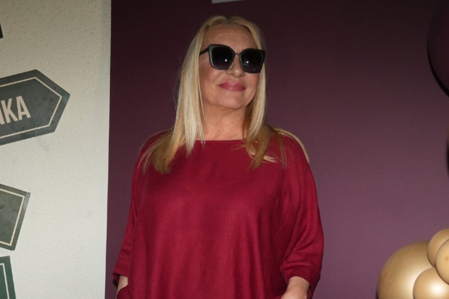 Skrivaju sve nedostatke i lako se kombinuju: Vesna Zmijanac nosi pantalone idealne za žene 60+