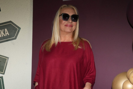 Skrivaju sve nedostatke i lako se kombinuju: Vesna Zmijanac nosi pantalone idealne za žene 60+