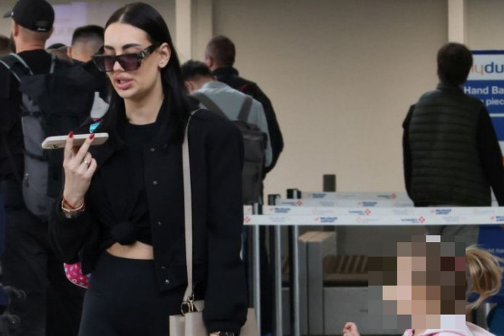 Sve je stalo u jedan kofer: Katarina Grujić sa ćerkom napustila Srbiju FOTO