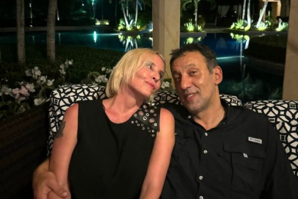 U braku su duže od tri decenije i ništa nije uspelo da poljulja njihovu ljubav: Iznenadiće vas koliko je Ana starija od Vlade Divca U braku su duže od tri decenije i ništa nije uspelo da poljulja njihovu ljubav: Iznenadiće vas koliko je Ana starija od Vlade Divca