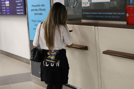 Fatalno privlačna, san brojnih muškaraca, a ovako izgleda kad je uslikaju paparaci