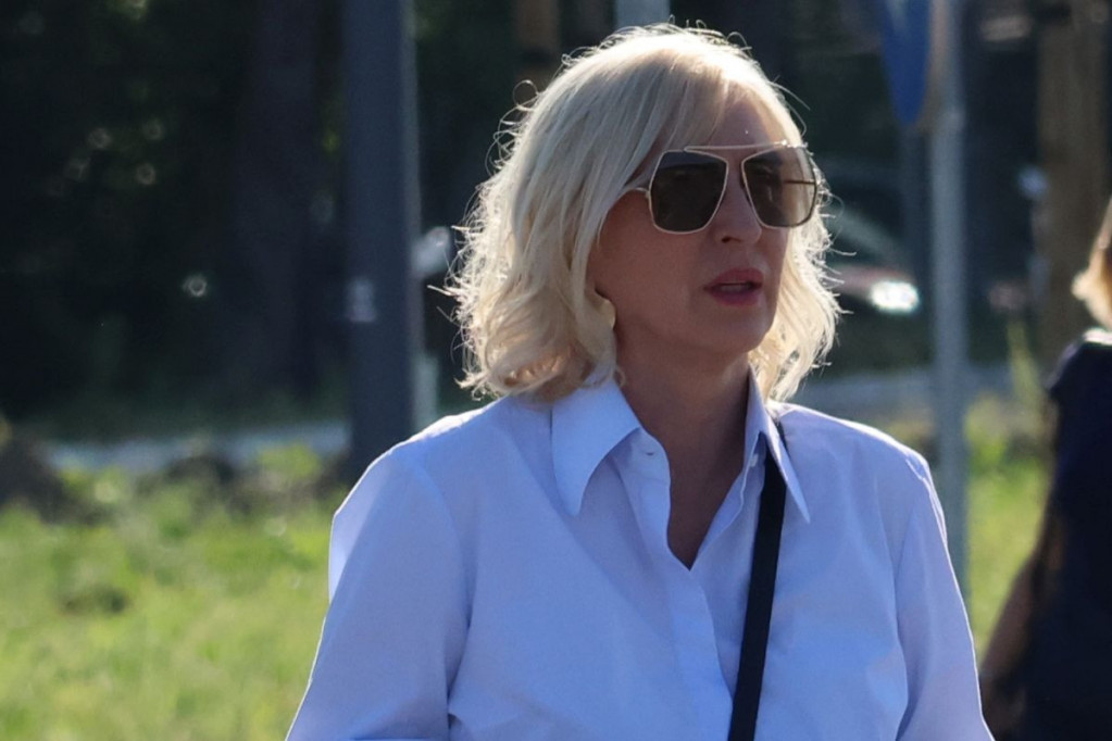 Olivera Kovačević i Borko Stefanović uhvaćeni zajedno na aerodromu: On suvozač, ona za volanom Olivera Kovačević i Borko Stefanović uhvaćeni zajedno na aerodromu: On suvozač, ona za volanom