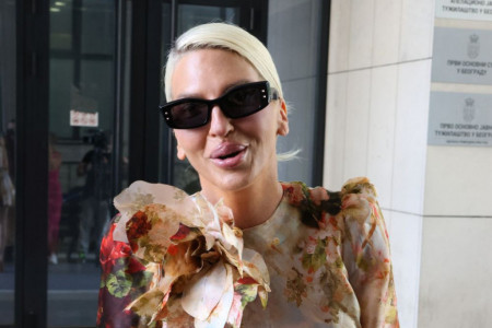 Karleuša nosi torbu koju žele sve trendseterke: Boja je pun pogodak, a oblik potpuno neočekivan Karleuša nosi torbu koju žele sve trendseterke: Boja je pun pogodak, a oblik potpuno neočekivan