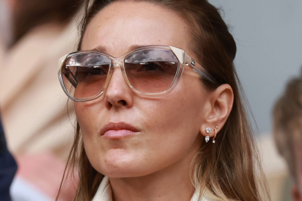 Ni ona više neće da bude skromna: Papuče Jelene Đoković su PRESKUPE, pogledajte kako ih je iskombinovala FOTO Ni ona više neće da bude skromna: Papuče Jelene Đoković su PRESKUPE, pogledajte kako ih je iskombinovala FOTO