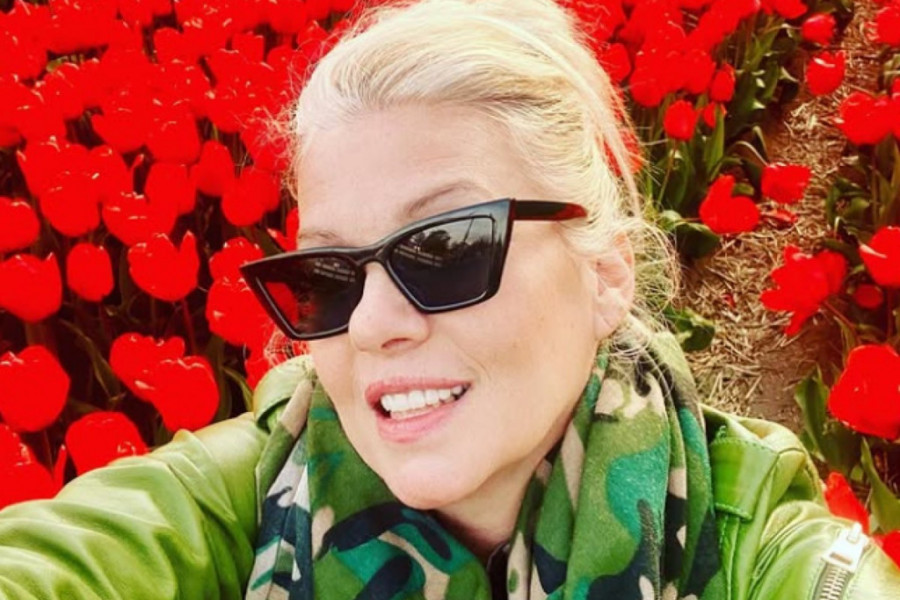 Ko je misteriozni muškarac koji bivšoj ženi Jovana Memedovića poklanja cveće? Ko je misteriozni muškarac koji bivšoj ženi Jovana Memedovića poklanja cveće?