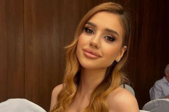 Kad si Čolina ćerka nosiš ovakvu haljinu: Pogledajte kako je Lara izgledala na maturskoj večeri Kad si Čolina ćerka nosiš ovakvu haljinu: Pogledajte kako je Lara izgledala na maturskoj večeri