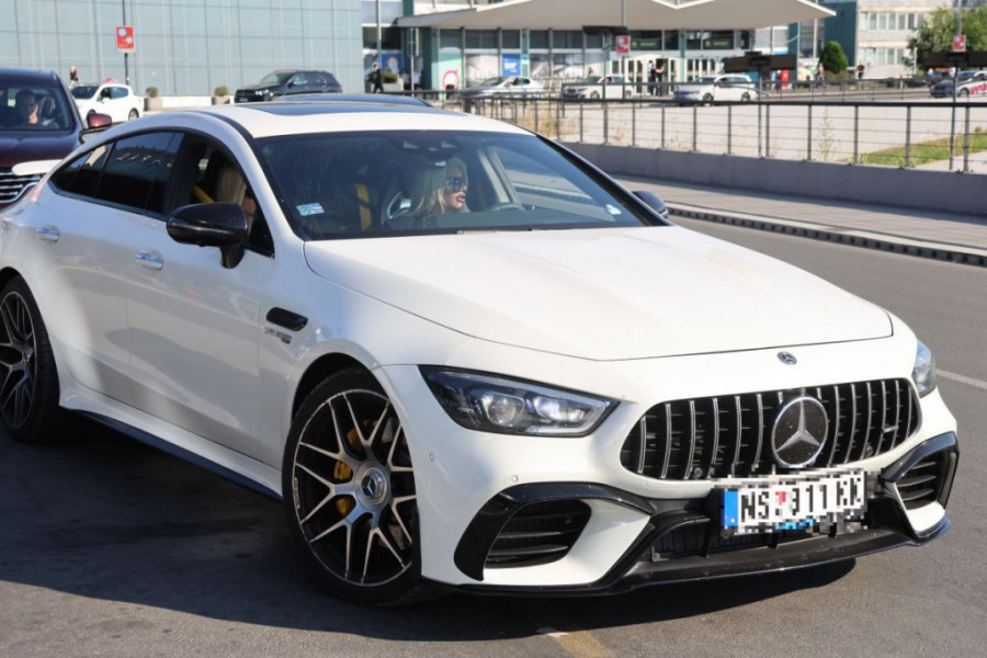 Dara Bubamara na aerodromu u skupocenom autu, a svi komentarišu njene nokte! Dara Bubamara na aerodromu u skupocenom autu, a svi komentarišu njene nokte!