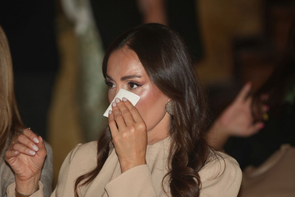 Ostavio nam je ljubav i zajedništvo, otišao je čistog obraza: Emina Jahović u suzama na komemoraciji Halidu Bešliću Ostavio nam je ljubav i zajedništvo, otišao je čistog obraza: Emina Jahović u suzama na komemoraciji Halidu Bešliću