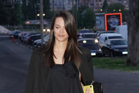 Sjajan stajling za leto: Mia Bjelogrlić zablistala u šortsu, a posebno je zanimljiv način na koji nosi košulju