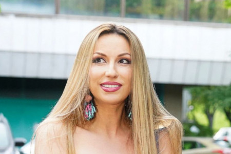 Ako je i od Rade mnogo je: Ne prestaju komentari na račun pevačicinog stajlinga FOTO