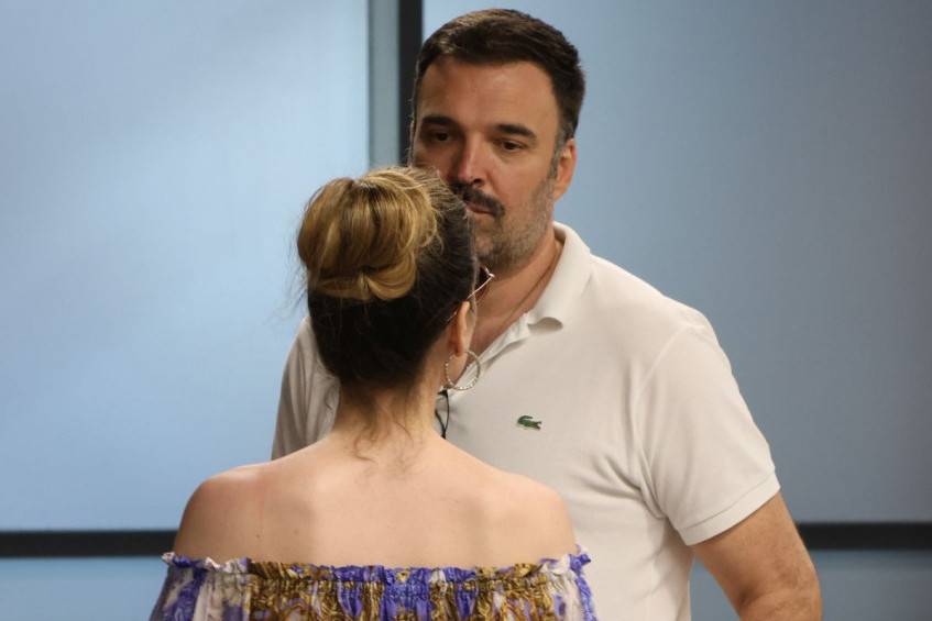 Sreli se slučajno na aerodromu, a fotografije otkrile kako se Ivan zaista ponaša prema Jeleni Sreli se slučajno na aerodromu, a fotografije otkrile kako se Ivan zaista ponaša prema Jeleni