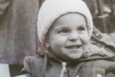 Danas je velika glumačka zvezda, a žene se doslovno otimaju oko njega: Prepoznajete li dečaka sa fotografije?