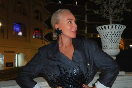 Lepa Brena nosi odelo od džinsa, koje želi baš svaka žena: Sako je san snova, ali pantalone nisu za svakoga FOTO Lepa Brena nosi odelo od džinsa, koje želi baš svaka žena: Sako je san snova, ali pantalone nisu za svakoga FOTO