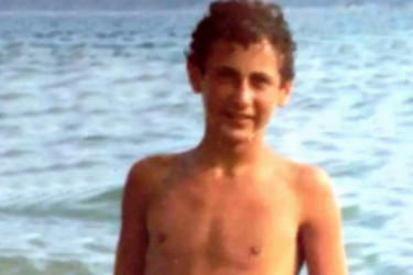 Prepoznajete li pevača: Sa retko kojim kolegom sa estrade je u dobrim odnosima, a njegovoj ženi najviše smeta kad pročita da je vara