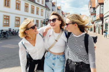 Farmerke koje će obeležiti jesen 2025. godine, izdužuju figuru, a jedan model je na zabranjenoj listi Farmerke koje će obeležiti jesen 2025. godine, izdužuju figuru, a jedan model je na zabranjenoj listi