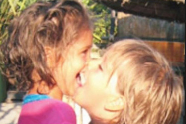 Roditelji su ih do punoletstva brižljivo skrivali od javnosti: Prepoznajete li brata i sestru sa fotografije?
