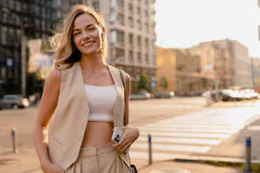 Modni detalj za jesen koji i najobičnijoj majici daje nov izgled: Izgleda poslovno, skupo i vintage Modni detalj za jesen koji i najobičnijoj majici daje nov izgled: Izgleda poslovno, skupo i vintage