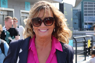 Uslikana na aerodromu: Za Sneki su govorili da ima najbolje noge na estradi, a danas.... Uslikana na aerodromu: Za Sneki su govorili da ima najbolje noge na estradi, a danas....