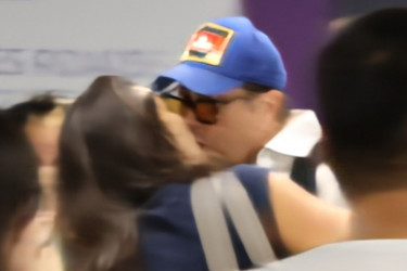 Ovako se voli posle 27 godina braka: Aco i Biljana Pejović uhvaćeni u strasnom poljupcu na aerodromu Ovako se voli posle 27 godina braka: Aco i Biljana Pejović uhvaćeni u strasnom poljupcu na aerodromu