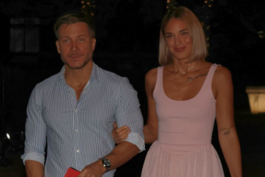 Devojka Saše Kovačevića na gala slavlju: Zorana se ošišala na paž, promenila boju kose, a haljina od 3.600 dinara tema večeri
