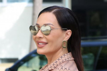 Efektan sako, bele pantalone i torba u hit boji jeseni: Cecino izdanje pun pogodak FOTO