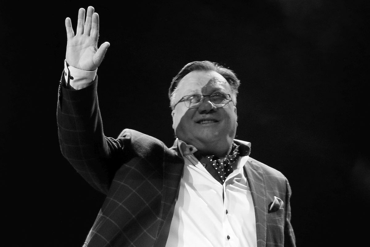 Čuvaš li mi dragu vilo ti, da l’ joj suze suše vetrovi, dok me čeka na kapiji? Sahranjen Halid Bešlić, Sarajevo u suzama Čuvaš li mi dragu vilo ti, da l’ joj suze suše vetrovi, dok me čeka na kapiji? Sahranjen Halid Bešlić, Sarajevo u suzama