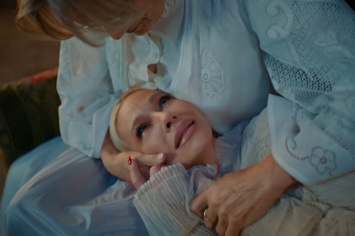 Mama, pod srećnom zvezdom imena mi nema: Nataša Bekvalac u suzama u novom spotu Mama, pod srećnom zvezdom imena mi nema: Nataša Bekvalac u suzama u novom spotu