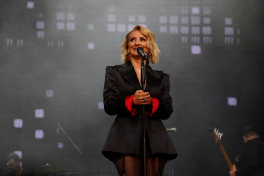 Ćerka Lena u loži s dečkom, roditelji u prvom redu, a Raša sa zavijenom rukom pruža joj podršku: Goca Tržan održala koncert u MTS dvorani