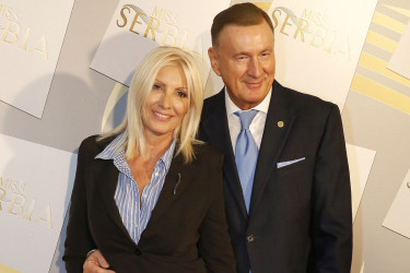 Dvorište okruženo zelenilom, džakuzi i letnjikovac: Cakana otvara vrata svog doma u Sremčici (VIDEO) Dvorište okruženo zelenilom, džakuzi i letnjikovac: Cakana otvara vrata svog doma u Sremčici (VIDEO)