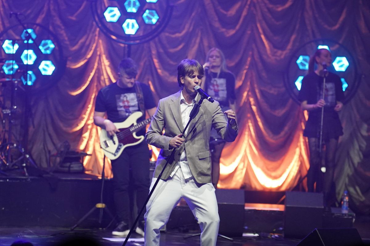 Ima 20 godina, student je, nema devojku, a prava je senzacija: Jakov Jozinović prvi put otpevao svoju pesmu! Ima 20 godina, student je, nema devojku, a prava je senzacija: Jakov Jozinović prvi put otpevao svoju pesmu!