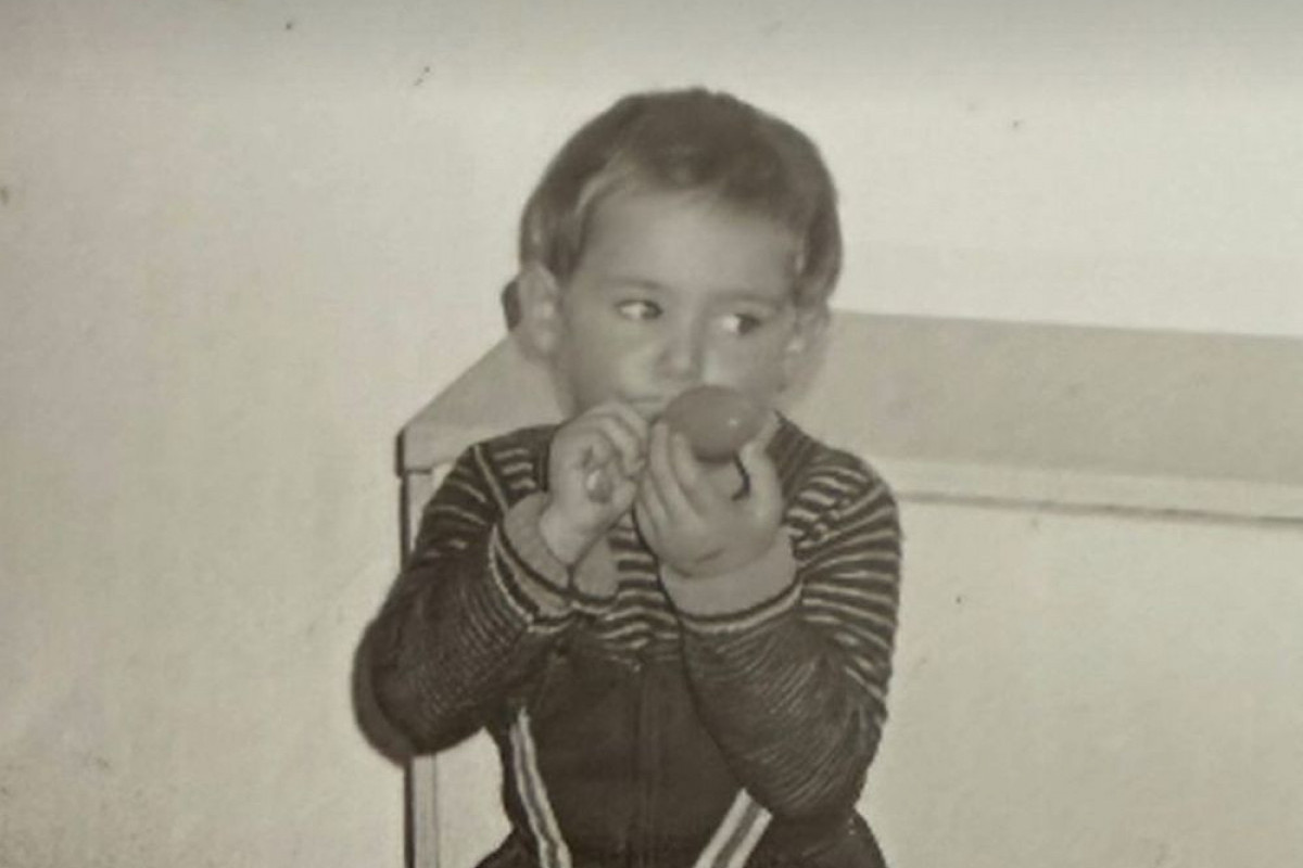 Dečak sa fotografije mnogima je omiljeni glumac: Oženio se skoro 2 decenije mlađom i nedavno postao najponosniji otac Dečak sa fotografije mnogima je omiljeni glumac: Oženio se skoro 2 decenije mlađom i nedavno postao najponosniji otac