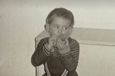 Dečak sa fotografije mnogima je omiljeni glumac: Oženio se skoro 2 decenije mlađom i nedavno postao najponosniji otac