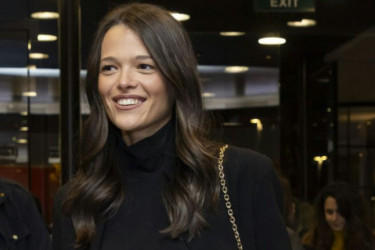 Ni cveće, ni mašne, već ukrasi koje više niko nema: Mia Bjelogrlić okitila jelku, ova boja posebno je dominantna FOTO