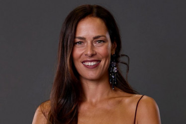 Kratka crna haljina, zlatni nakit i efektne čizme! Ana Ivanović dominira: Prirodna elegancija i nenametljiv luksuz FOTO