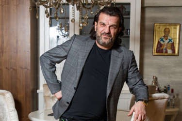 Plavuša za kojom se okreće ceo grad: Ovo je nova devojka Ace Lukasa