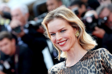 Napravljen sa 4 vrste hijaluronske kiseline, ovaj prirodni tretman protiv starenja popunjava bore za samo 1 minut