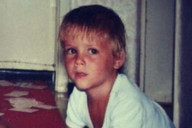 Dečak sa slike u poslednje vreme deli samo lepe vesti: Verio devojku, rasprodao 2 koncerta, možete li da ga prepoznate?